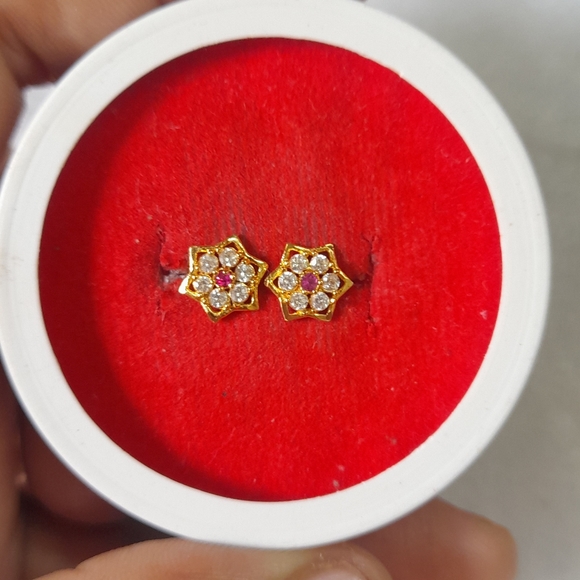 Beautiful new shaining stone desiner studs - Picture 12 of 15